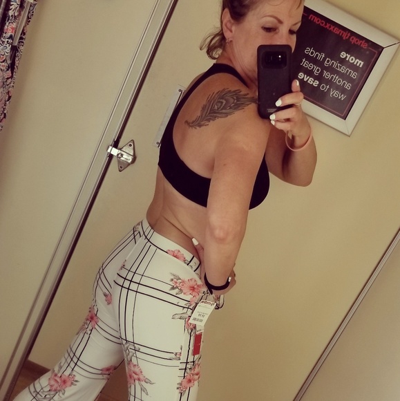 Meet your Posher, Debbie - Picture 2 of 5